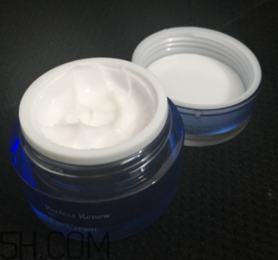 蘭芝致美眼霜油不油？長(zhǎng)脂肪粒嗎？