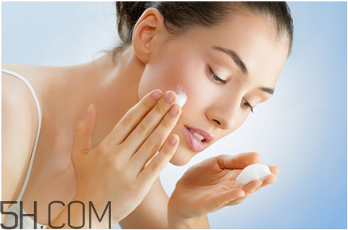 蓓昂斯和卸妝皇后卸妝水哪個(gè)好？卸妝可以直接用洗面奶嗎？