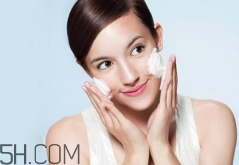 貝德瑪卸妝水和dhc卸妝油哪個卸妝好？洗面奶卸妝有什么壞處？