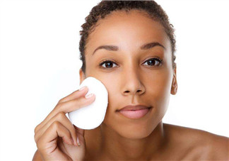 午睡不卸妝對(duì)皮膚危害大嗎？凡士林可以卸妝嗎？