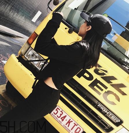 黑色衣服掉色屬于質(zhì)量問題嗎？黑色衣服掉色嚴(yán)重怎么辦？