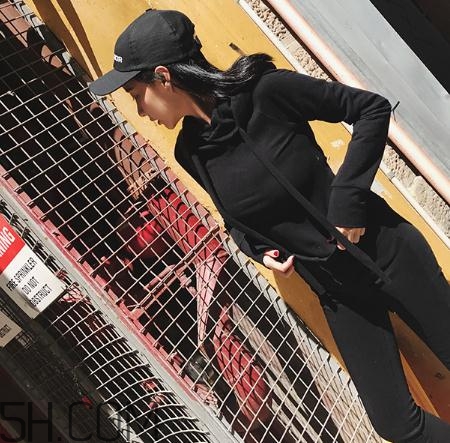 黑色衣服掉色屬于質(zhì)量問題嗎？黑色衣服掉色嚴(yán)重怎么辦？