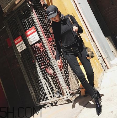 黑色衣服掉色屬于質(zhì)量問題嗎？黑色衣服掉色嚴(yán)重怎么辦？