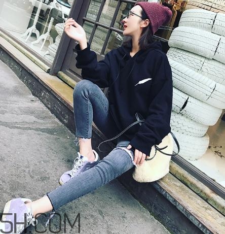 黑色衣服被漂白水弄壞怎么復(fù)原？黑色衣服被84燒黃了怎么辦？