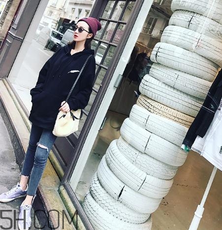 黑色衣服被漂白水弄壞怎么復(fù)原？黑色衣服被84燒黃了怎么辦？