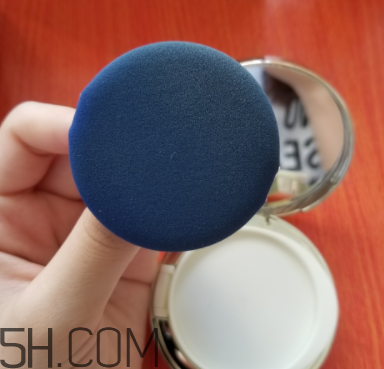 sum37空氣感氣墊霜浮粉嗎？適合油皮嗎？