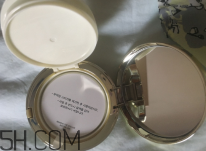 sum37空氣感氣墊霜浮粉嗎？適合油皮嗎？