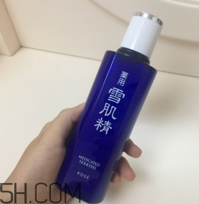 雪肌精化妝水盈潤型適合油皮嗎？適合夏季嗎？