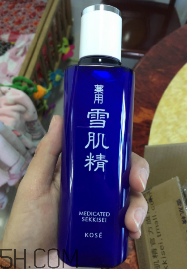 雪肌精化妝水盈潤型成分是什么？會使皮膚變薄嗎？