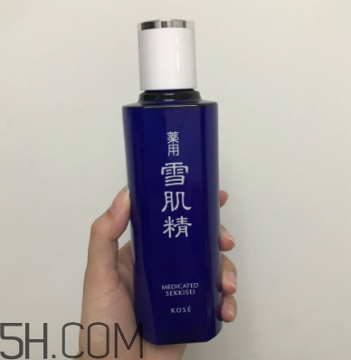 雪肌精化妝水盈潤型成分是什么？會使皮膚變薄嗎？