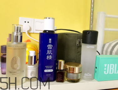 雪肌精化妝水盈潤型成分是什么？會使皮膚變薄嗎？