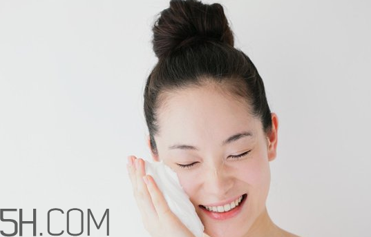 用沐浴露能卸妝嗎？肥皂洗臉能卸妝嗎？