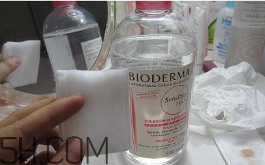 紋眼線后化妝了怎么卸妝？化妝棉和卸妝棉用法