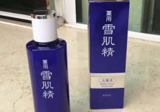 雪肌精化妝水盈潤(rùn)型成分是什么？會(huì)使皮膚變薄嗎？