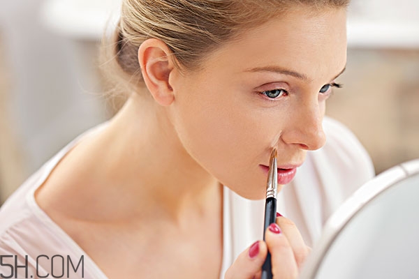 遮瑕膏前用什么 如何用遮瑕膏 遮瑕膏前用什么 如何用遮瑕膏