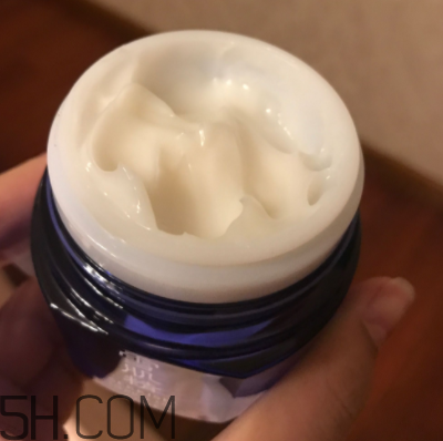 雪肌精菁華凝霜油不油？適合油皮嗎？