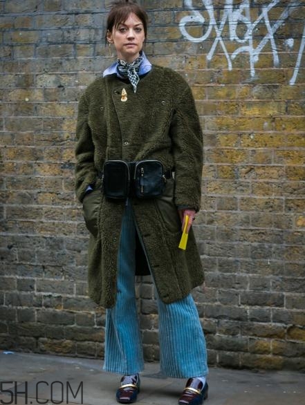 冬天喇叭褲配什么鞋子好看？冬天喇叭褲搭配鞋子圖片