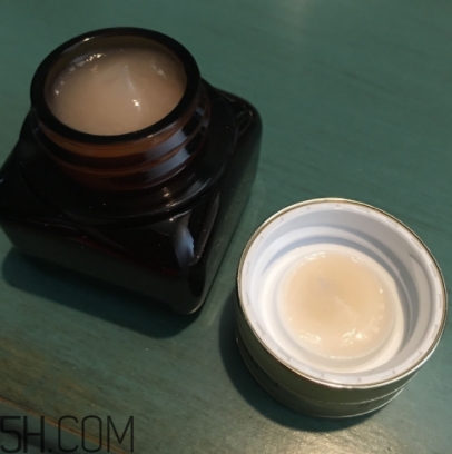 雅詩蘭黛小棕瓶眼霜每次用多少毫升？每次用量多少？