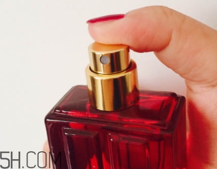 伊麗莎白雅頓紅門(mén)香水適合什么年齡？