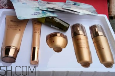 詩婷露雅青春鎖禮盒有什么？什么功效？