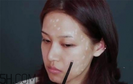 遮瑕膏前用什么 如何用遮瑕膏 遮瑕膏前用什么 如何用遮瑕膏
