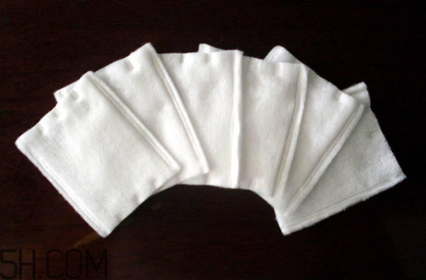 薄的卸妝棉為什么不適合卸妝？敏感肌使用卸妝油的注意事項(xiàng)