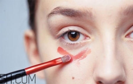 遮瑕膏前用什么 如何用遮瑕膏 遮瑕膏前用什么 如何用遮瑕膏