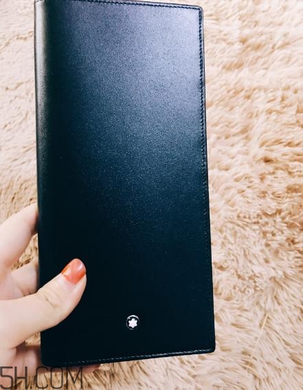 萬(wàn)寶龍錢(qián)包編號(hào)在哪里？萬(wàn)寶龍錢(qián)包真假查詢