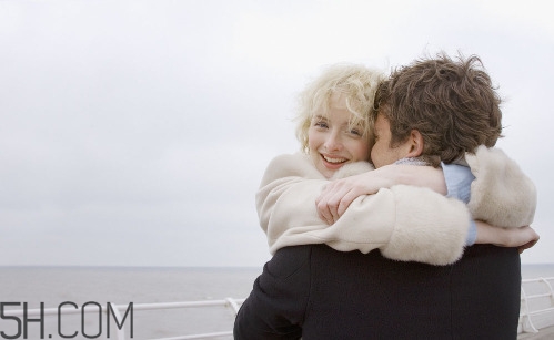 女孩月經(jīng)初潮可不可以喝紅糖水？女孩月經(jīng)初潮媽媽應(yīng)該怎么做？