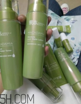 詩(shī)婷露雅堅(jiān)果補(bǔ)水三件套什么功效？熟齡肌能用嗎？