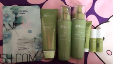 詩(shī)婷露雅堅(jiān)果補(bǔ)水三件套什么功效？熟齡肌能用嗎？