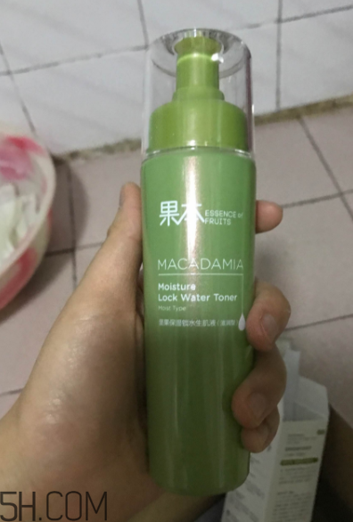 詩婷露雅生肌液滋潤型適合輕熟肌嗎？油不油？