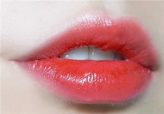 愛茉莉唇釉2號好看嗎？愛茉莉唇釉2與圣羅蘭12的區(qū)別