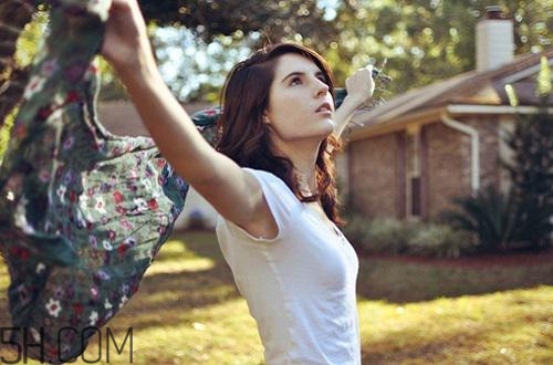 月經(jīng)初潮用什么衛(wèi)生巾比較好？月經(jīng)初潮出血量少正常嗎？