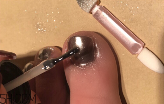 鏡面美甲怎么做步驟 怎么選購(gòu)指甲油 鏡面美甲怎么做步驟 怎么選購(gòu)指甲油