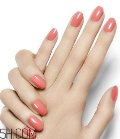 冬天涂什么指甲油好看？手黑涂什么指甲油好看？