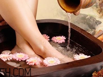 檸檬精油可以泡腳嗎？檸檬精油泡腳的好處有哪些？