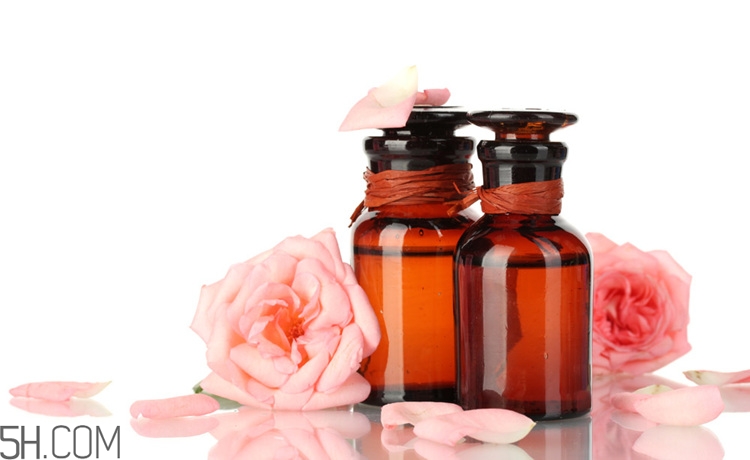 玫瑰精油能泡腳嗎？玫瑰精油的使用方法有哪些？