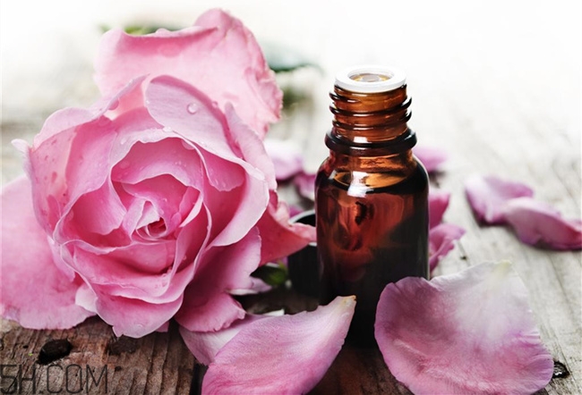 玫瑰精油能泡腳嗎？玫瑰精油的使用方法有哪些？