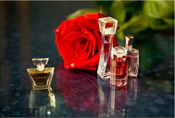 玫瑰精油怎么用？玫瑰精油可以直接涂在臉上嗎？