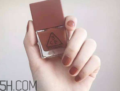 2018冬天涂什么顏色的指甲油好看？美甲小知識(shí)