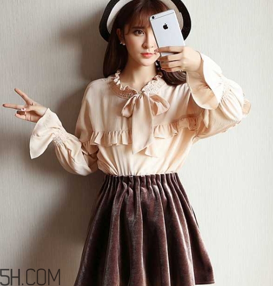 金絲絨百褶裙搭配什么上衣？