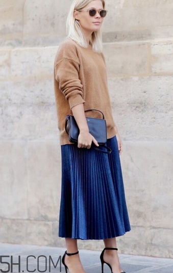 金絲絨百褶裙搭配什么上衣？