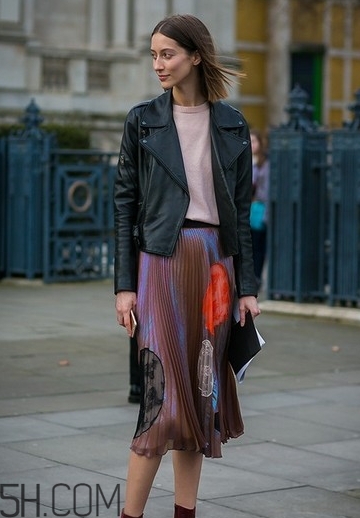 金絲絨百褶裙搭配什么上衣？