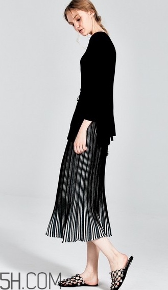 金絲絨百褶裙搭配什么上衣？