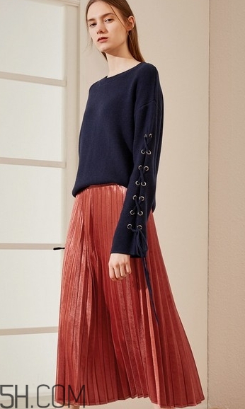 金絲絨百褶裙搭配什么上衣？