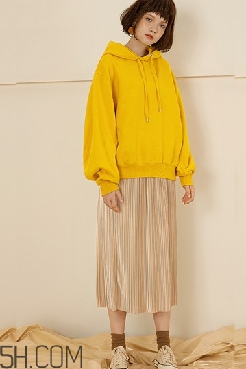 金絲絨百褶裙搭配什么上衣？