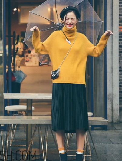 金絲絨百褶裙搭配什么上衣？