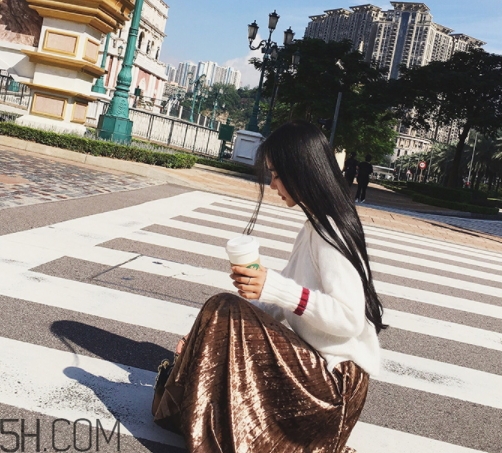 金絲絨百褶裙搭配什么上衣？