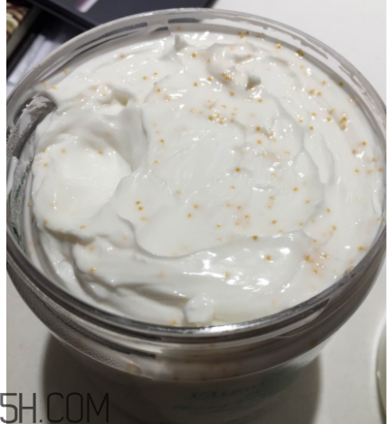 雅頓綠茶蜜滴舒體霜油不油？粘被子嗎？